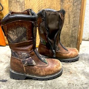 Kids red head waterproof hunting boots size 11M